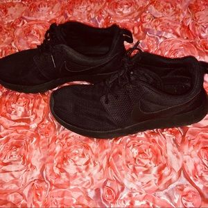 BLACK NIKE ROSHE👟✨